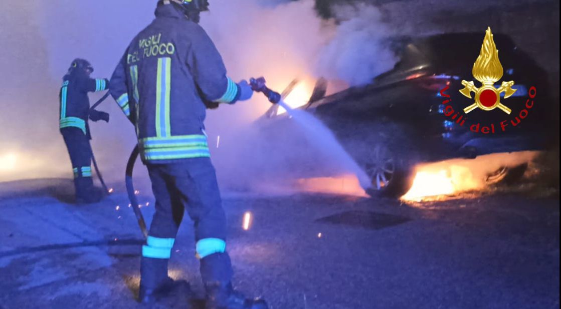 Auto in fiamme a Vertemate con Minoprio: due squadre di pompieri per spegnere il rogo