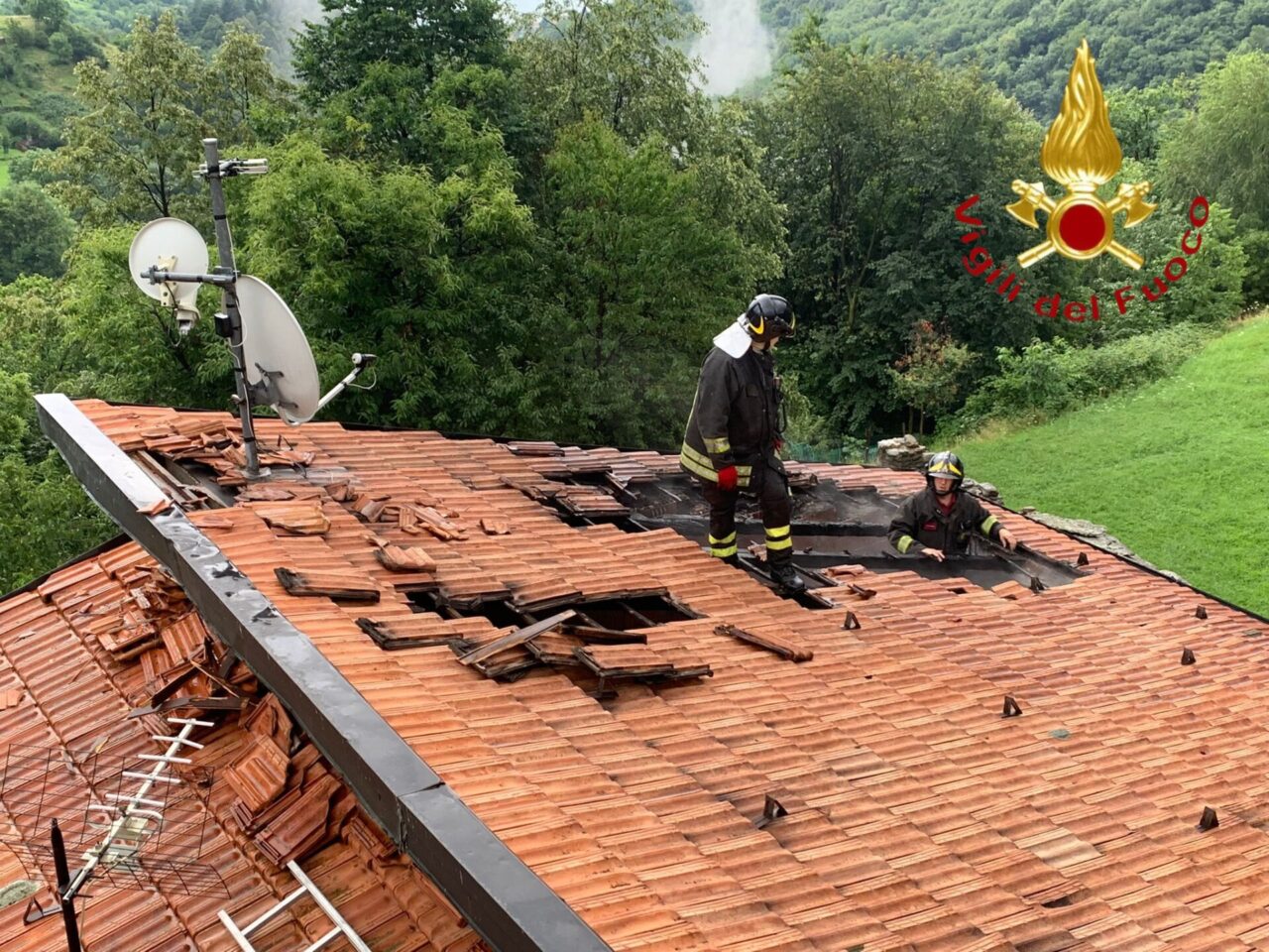 Il fulmine colpisce la centralina: in fiamme il tetto di una casa a Dosso del Liro