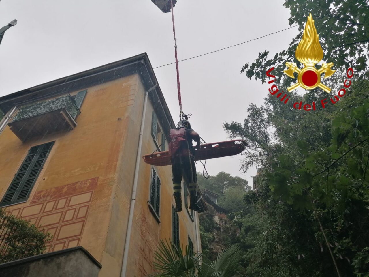 Paura per una donna: precipita in un valletto in via per Brunate