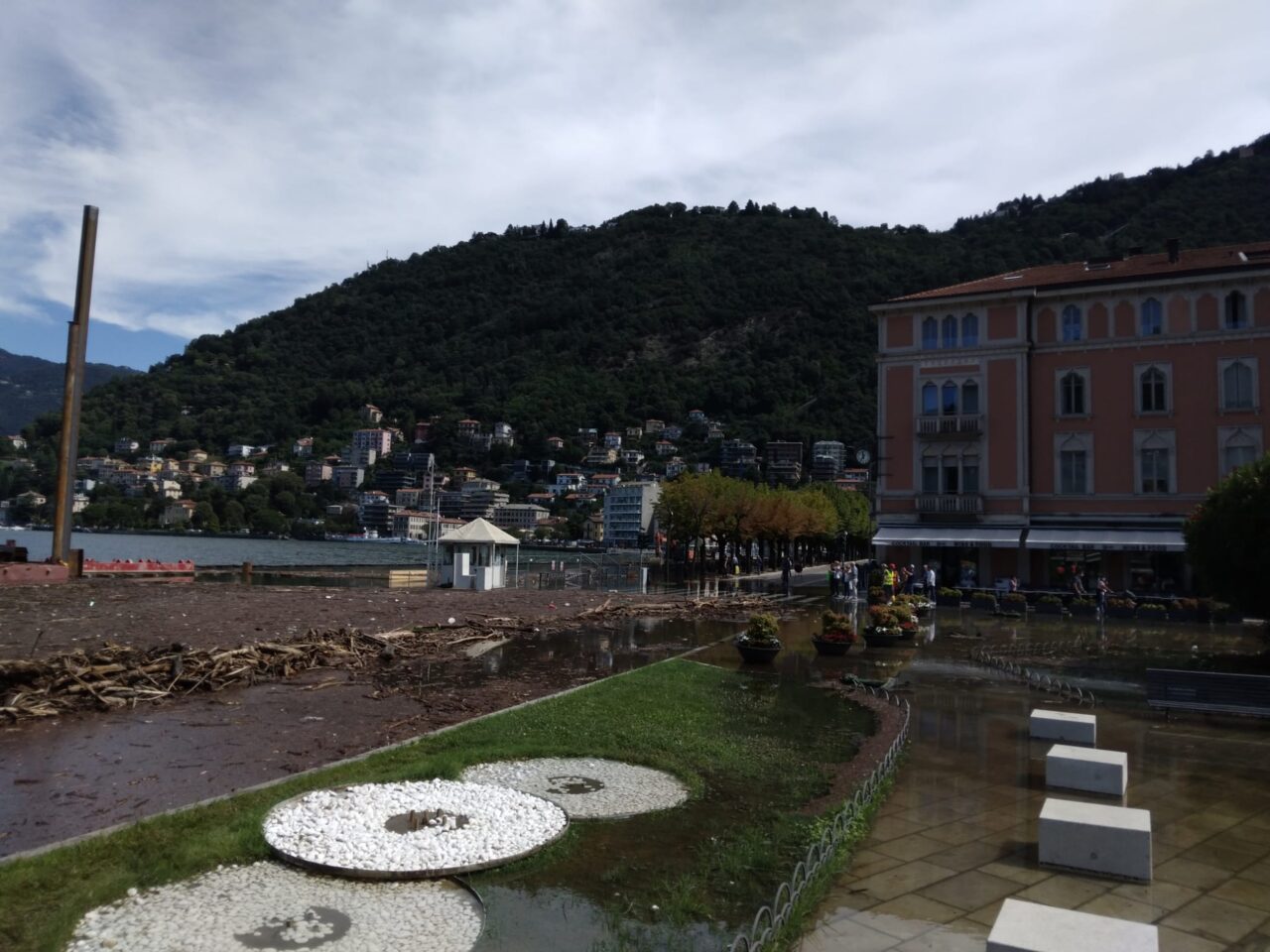Lago esondato a Como, invasione di detriti sul lungolago: ruspe al lavoro per rimuoverli