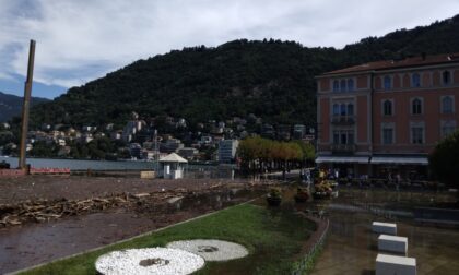 Lago esondato a Como, invasione di detriti sul lungolago: ruspe al lavoro per rimuoverli