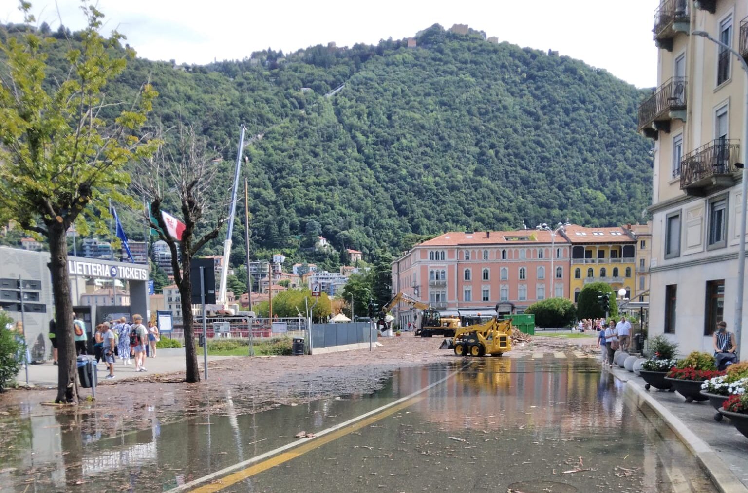 lago di como esondato 2021, detriti