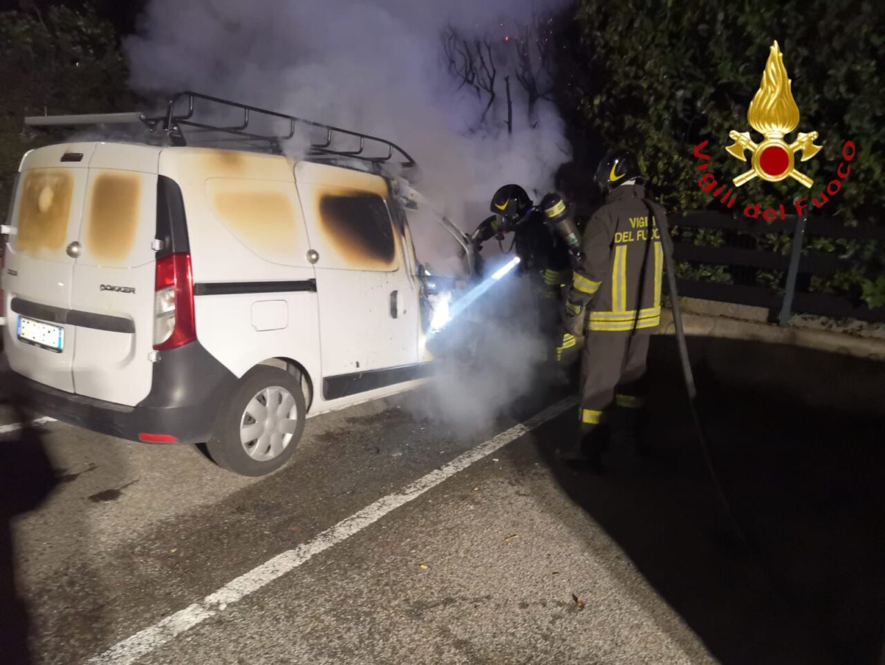 Furgone in fiamme a Casnate con Bernate