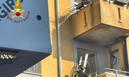 Incendio a Mariano: fiamme sul balcone di una casa