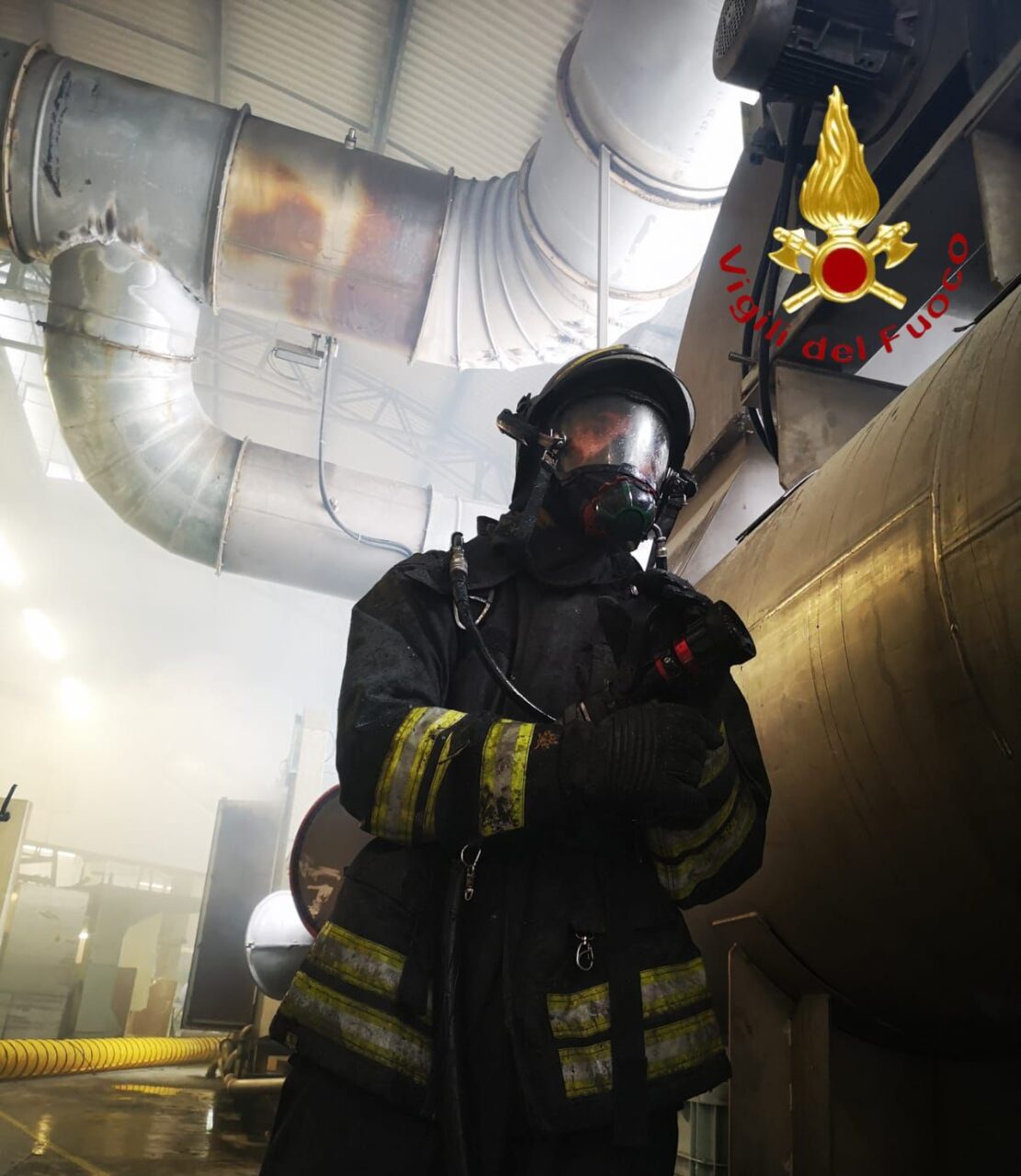 Incendio in un’azienda di tessuti a Como