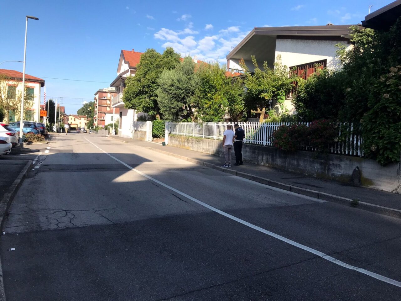 Scontro ad Arosio tra il camion della spazzatura e una moto