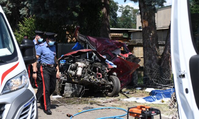 Esce di strada e finisce contro un muro: muore automobilista