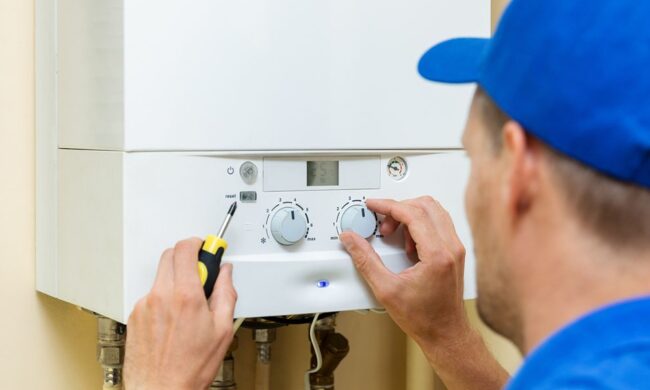 Installa abusivamente una caldaia all’insaputa del datore di lavoro: denunciato un comasco