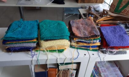Realizzano coperte di lana in memoria di don Roberto Magelsini
