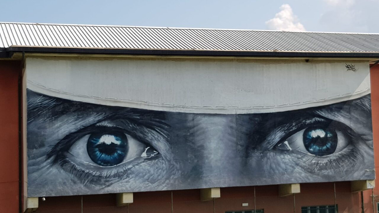 Nuovo volto per il Cineteatro di Civenna grazie allo street artist Neve
