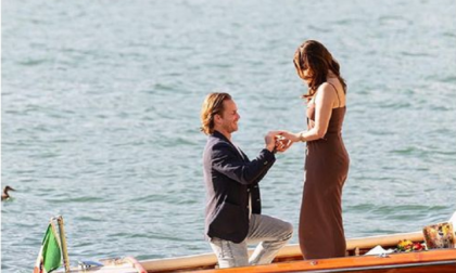 Romantica proposta di matrimonio sul lago di Como: l'attrice statunitense dice "Sì"