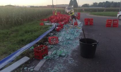 Tir perde il carico a Turate: strada invasa da bottiglie di vetro