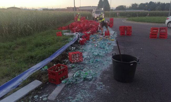 Tir perde il carico a Turate: strada invasa da bottiglie di vetro