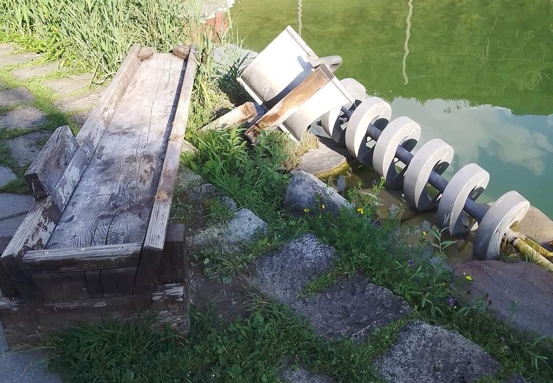 Gruppo di giovani vandali al laghetto di Visino