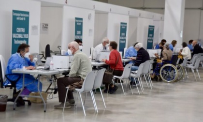 Terza dose, da stasera in Lombardia potrà prenotarla chi ha fatto la seconda da 5 mesi