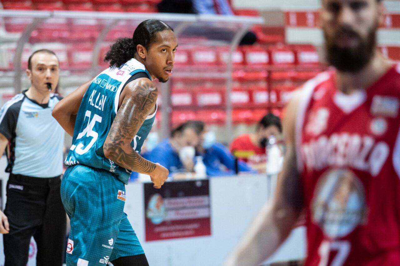 Pallacanestro Cantù espugna il campo di Piacenza