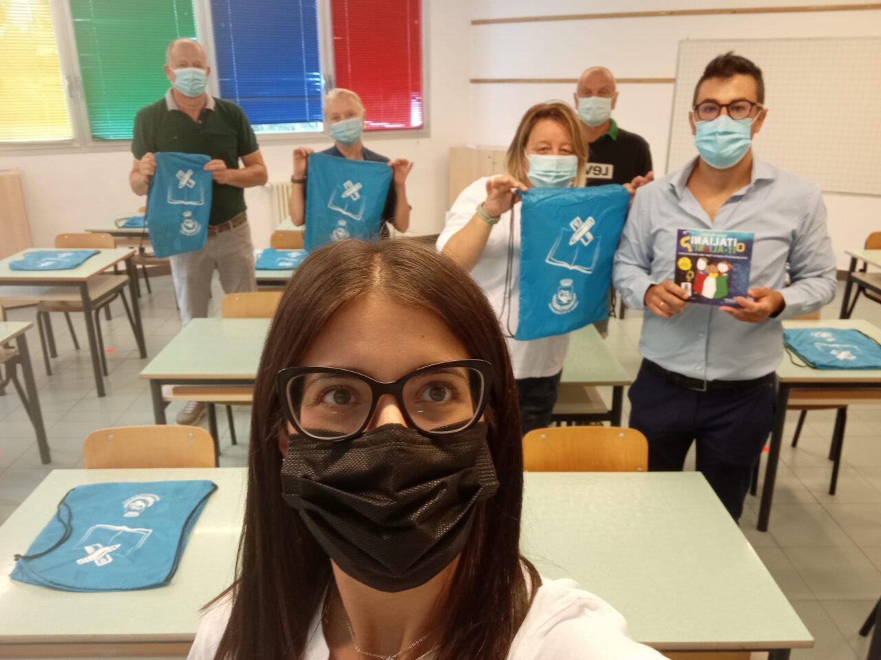 Il Comune di Bulgarograsso consegna agli studenti uno zaino e un libro