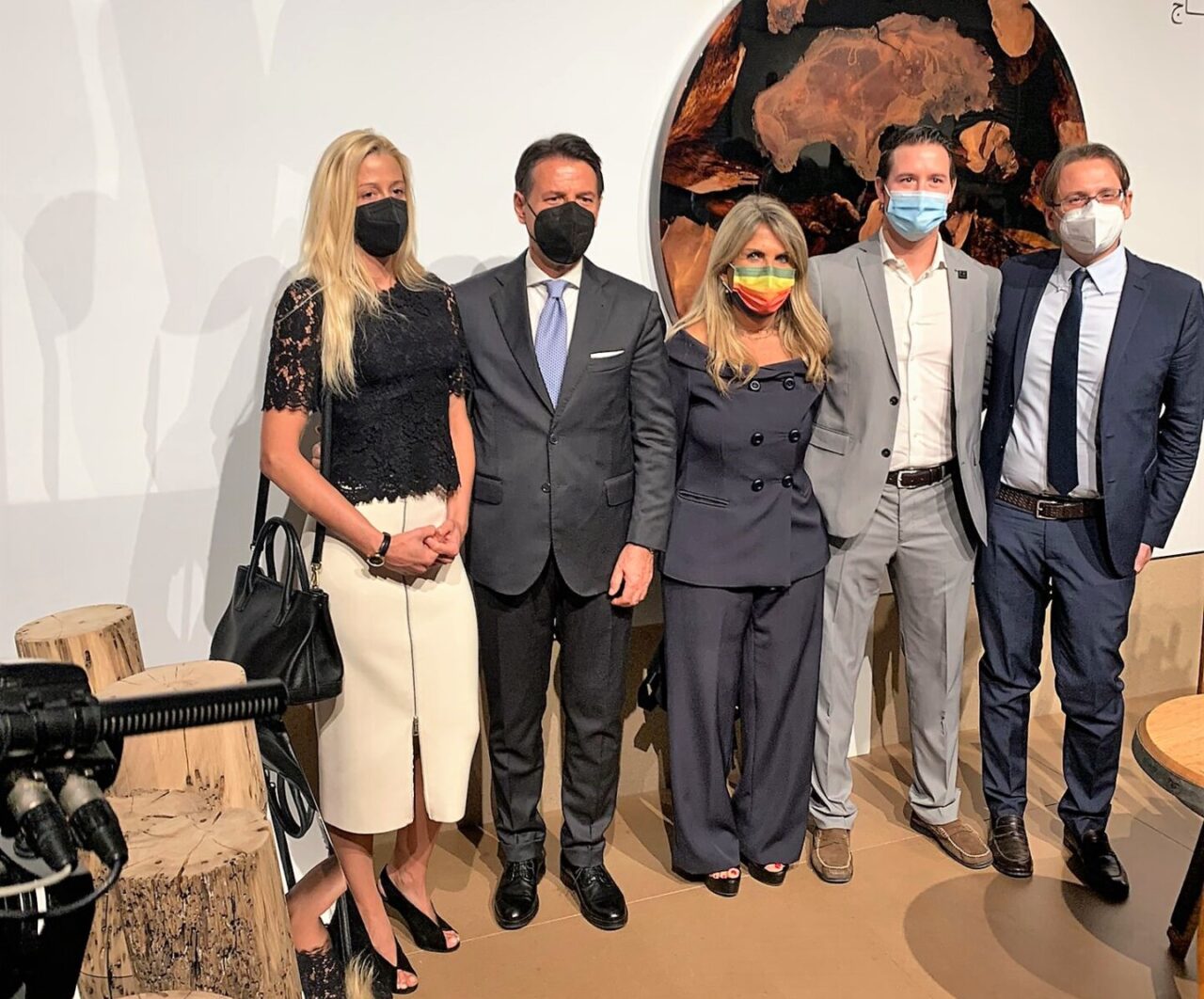 Raffaele Erba con Giuseppe Conte in visita agli stand comaschi del Salone del Mobile