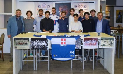 Hockey Como presentate le nuove maglie celebrative della prima squadra biancoblù