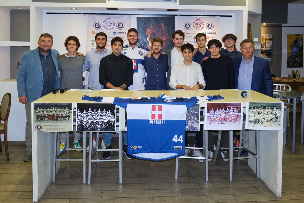 Hockey Como presentate le nuove maglie celebrative della prima squadra biancoblù