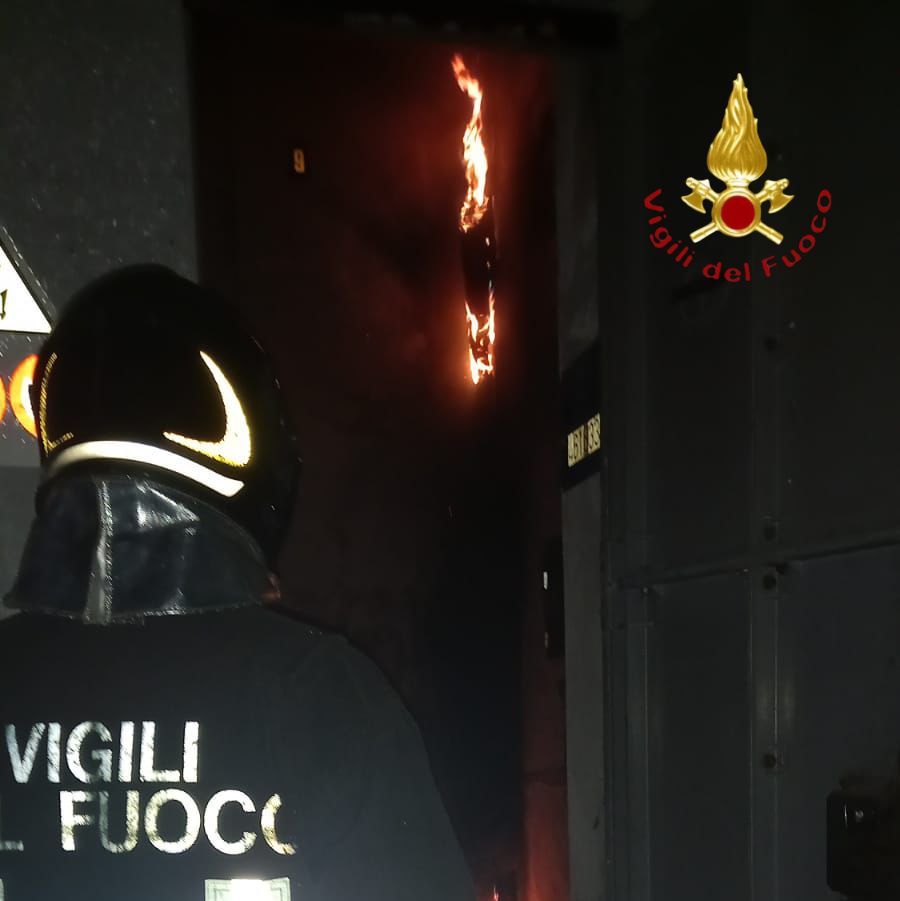 Cabina elettrica in fiamme: black out nella zona di via Varesina