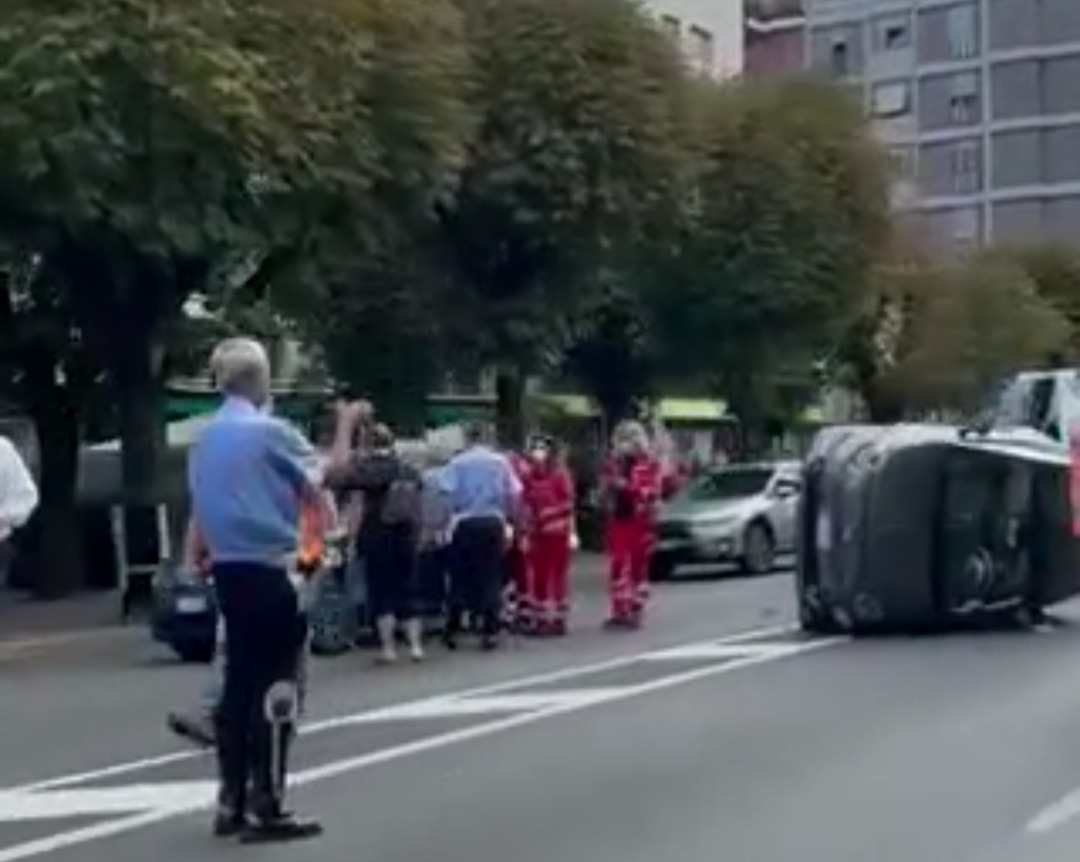 Auto si ribalta in viale Fratelli Rosselli a Como