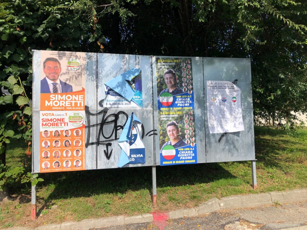 Elezioni, strappati i manifesti elettorali del centrodestra