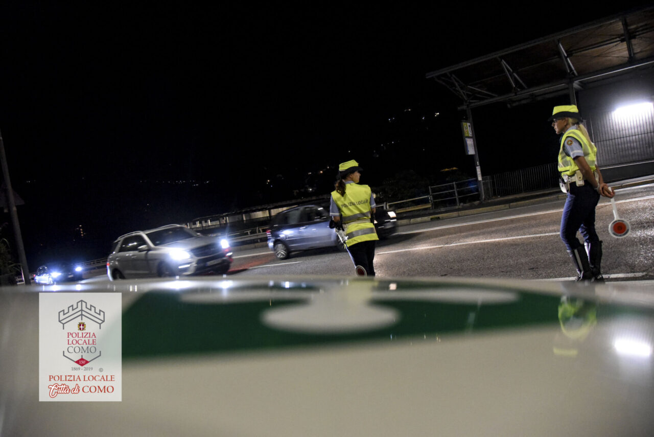 Va a sbattere contro un muro, poi minaccia la moglie accorsa sul posto: arrestato per violenza domestica
