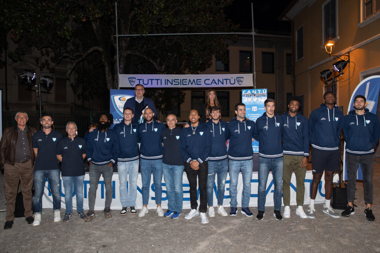 Pallacanestro Cantù la squadra presentata ai tifosi