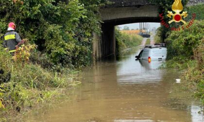 Maltempo nel Comasco: auto bloccata in un sottopasso