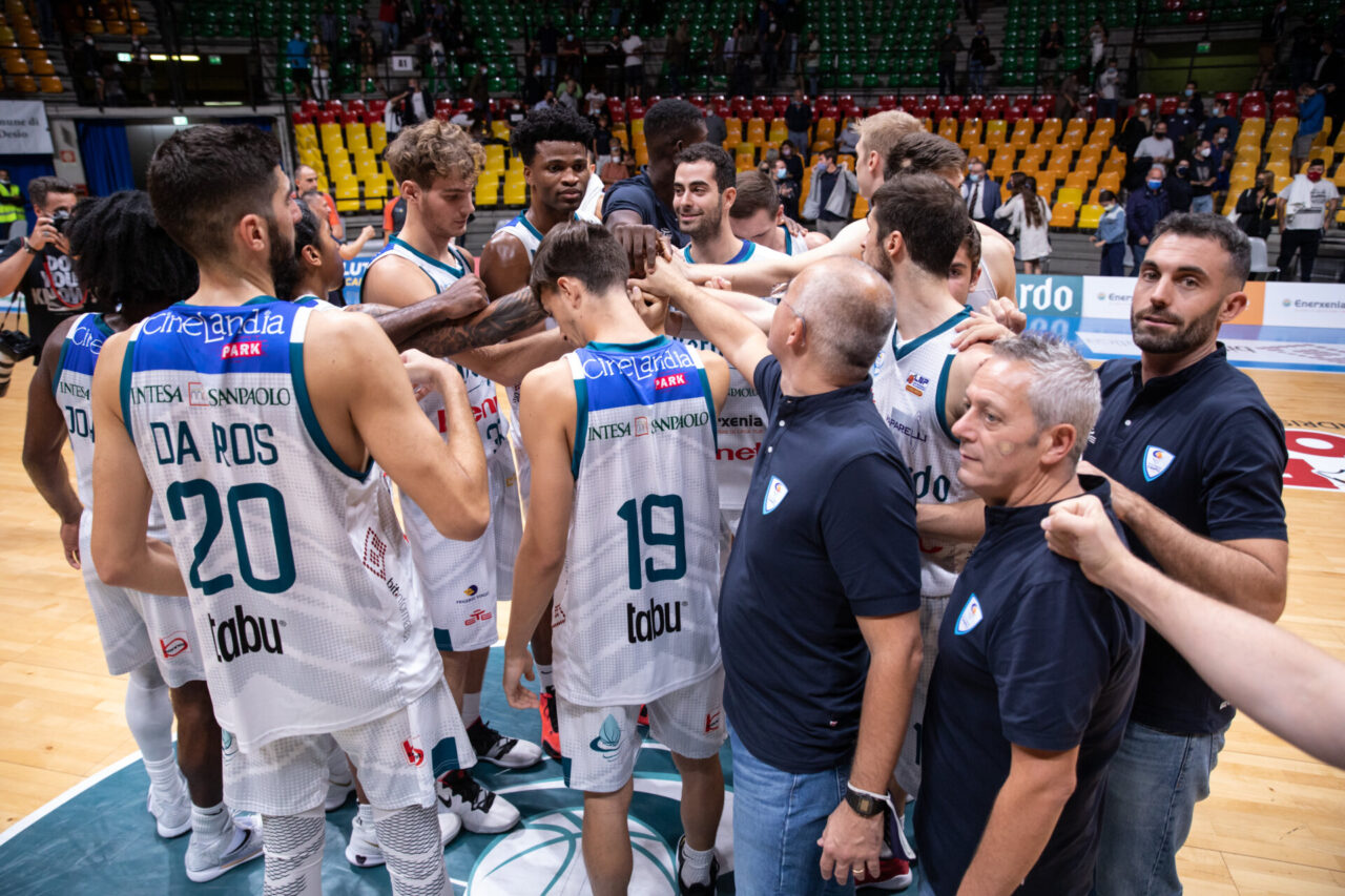 Aumento capienza negli impianti sportivi: gli abbonati della Pallacanestro Cantù potranno sedersi vicino ai congiunti