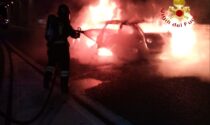 Auto in fiamme all'ingresso dell'autostrada a Fino Mornasco