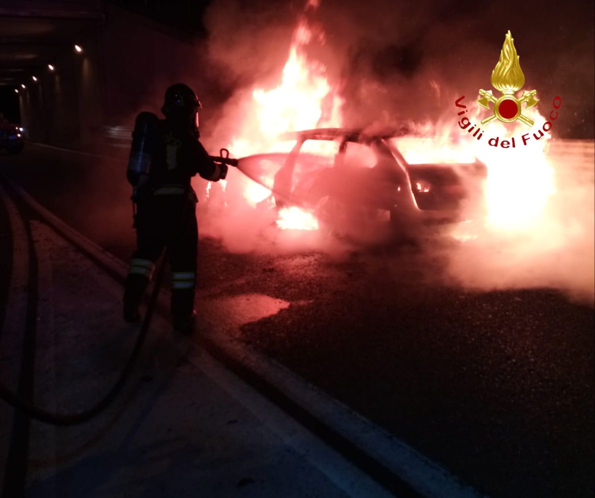 Auto in fiamme all’ingresso dell’autostrada a Fino Mornasco