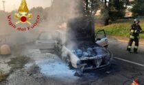 Auto in fiamme, Vigili del fuoco in via del Lavoro