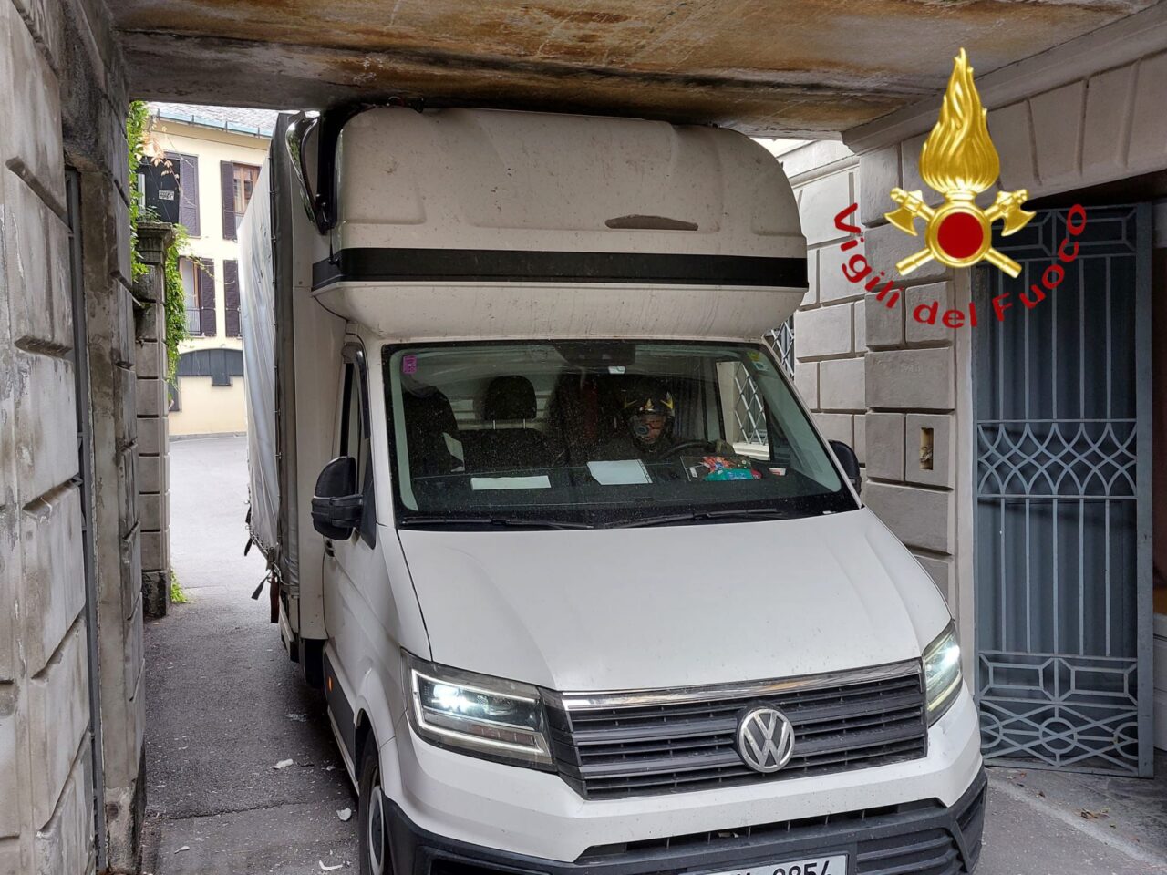 Furgone incastrato sotto un ponticello