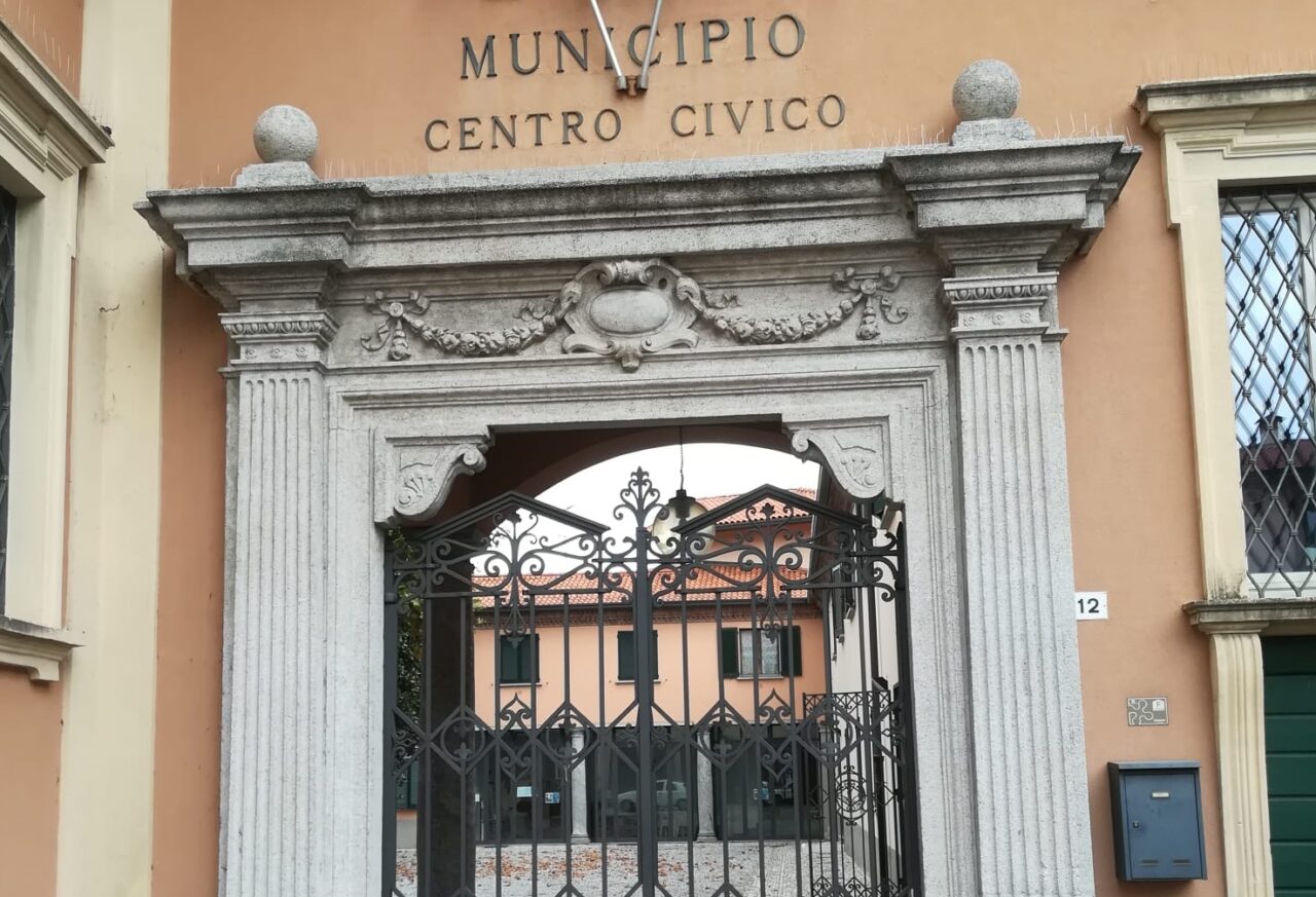 Chiude il cancello del Comune per protesta e “sequestra” i dipendenti comunali