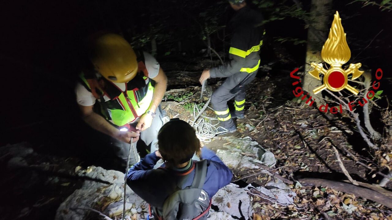 Si smarrisce su un sentiero del Cornizzolo, salvata da Soccorso alpino e Vigili del fuoco