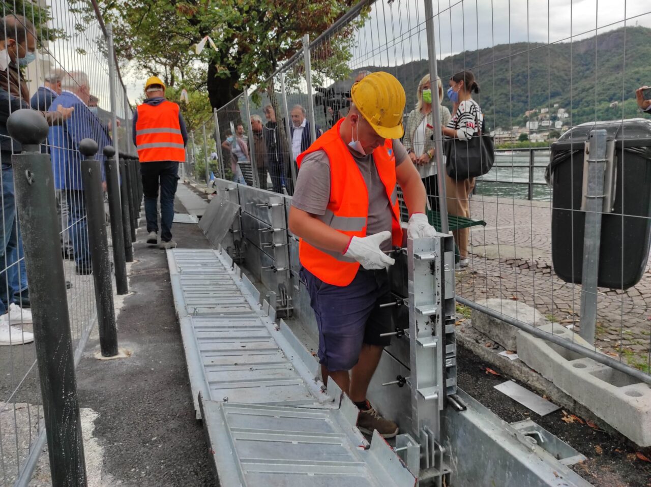 Paratie, visita dell’assessore Sertori: “Consegna slitta a ottobre 2022, a montare la barriera in caso di emergenza la Protezione Civile”