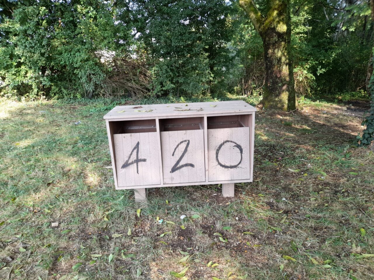Raid vandalico al Sentiero delle Rane, il Parco Pineta: “Gesto infame”
