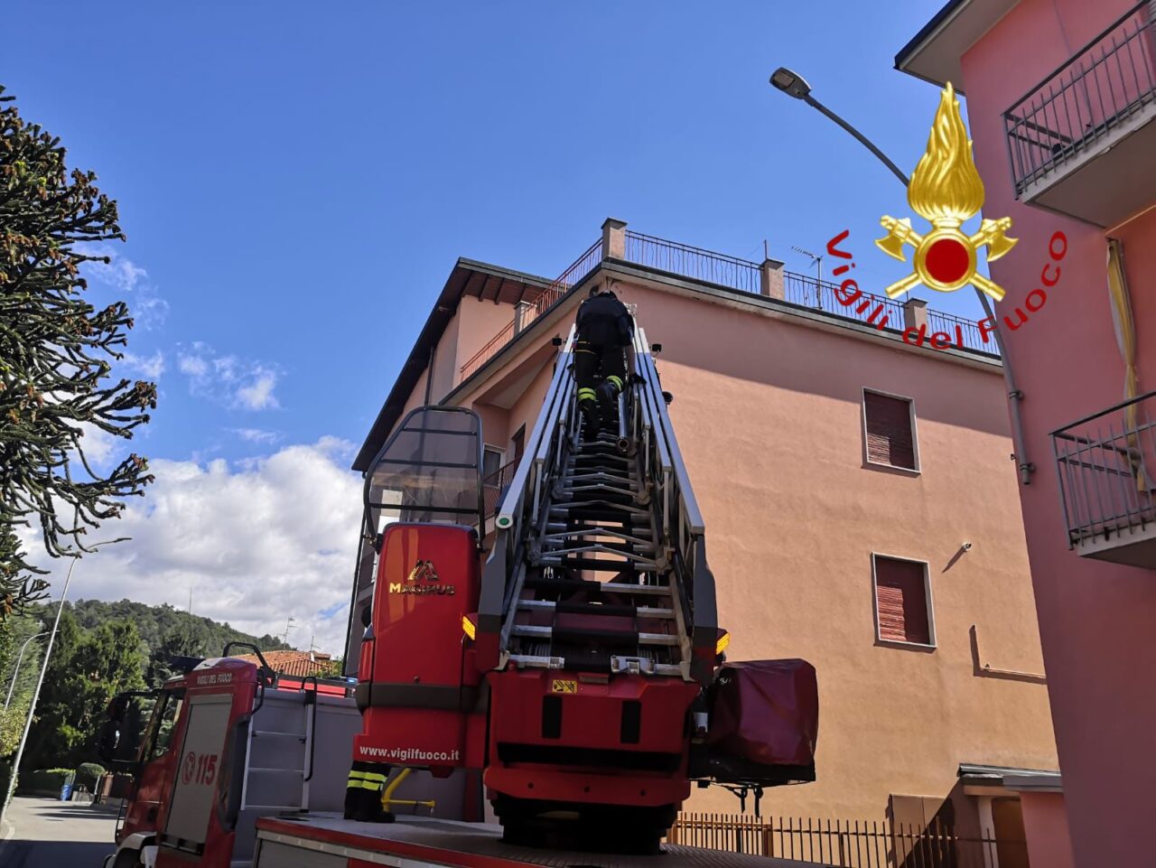 Cornicione pericolante in via della Bastiglia