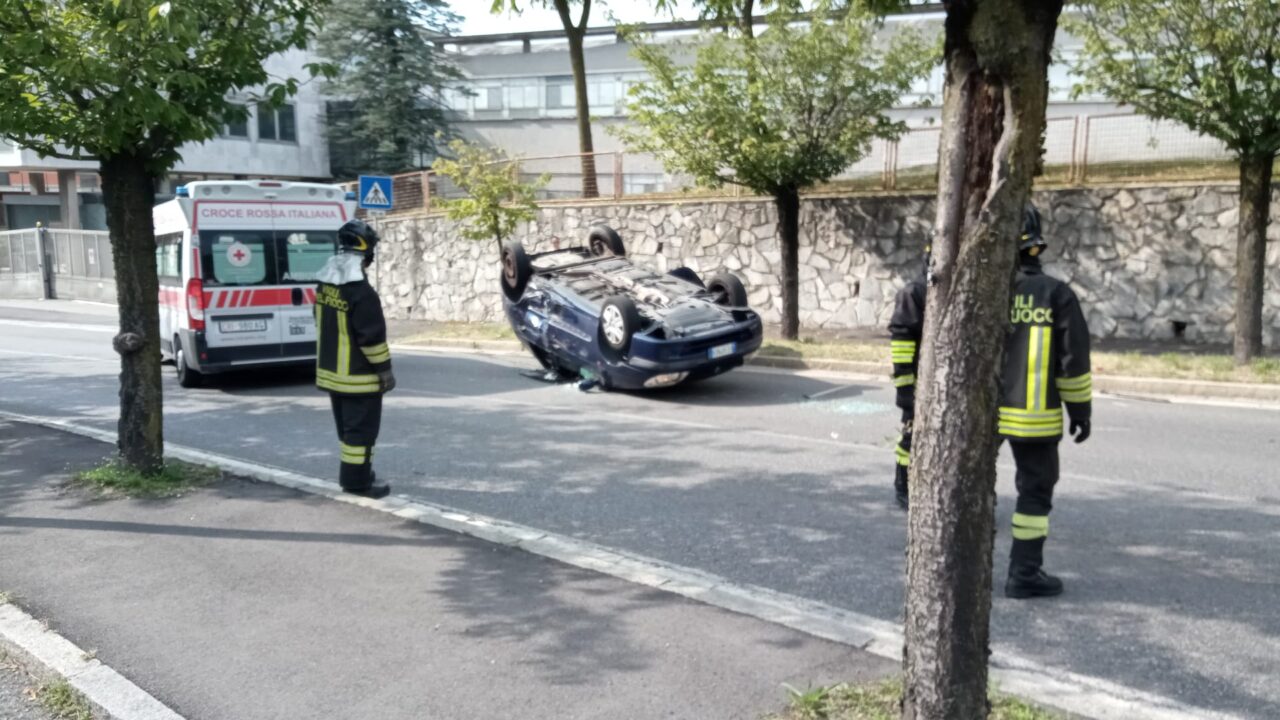 Incidente tra due auto, una si ribalta
