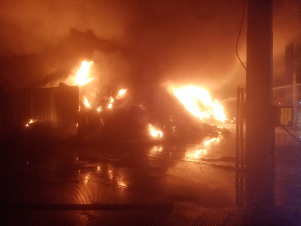 Incendio in azienda di trattamento rifiuti a Cermenate
