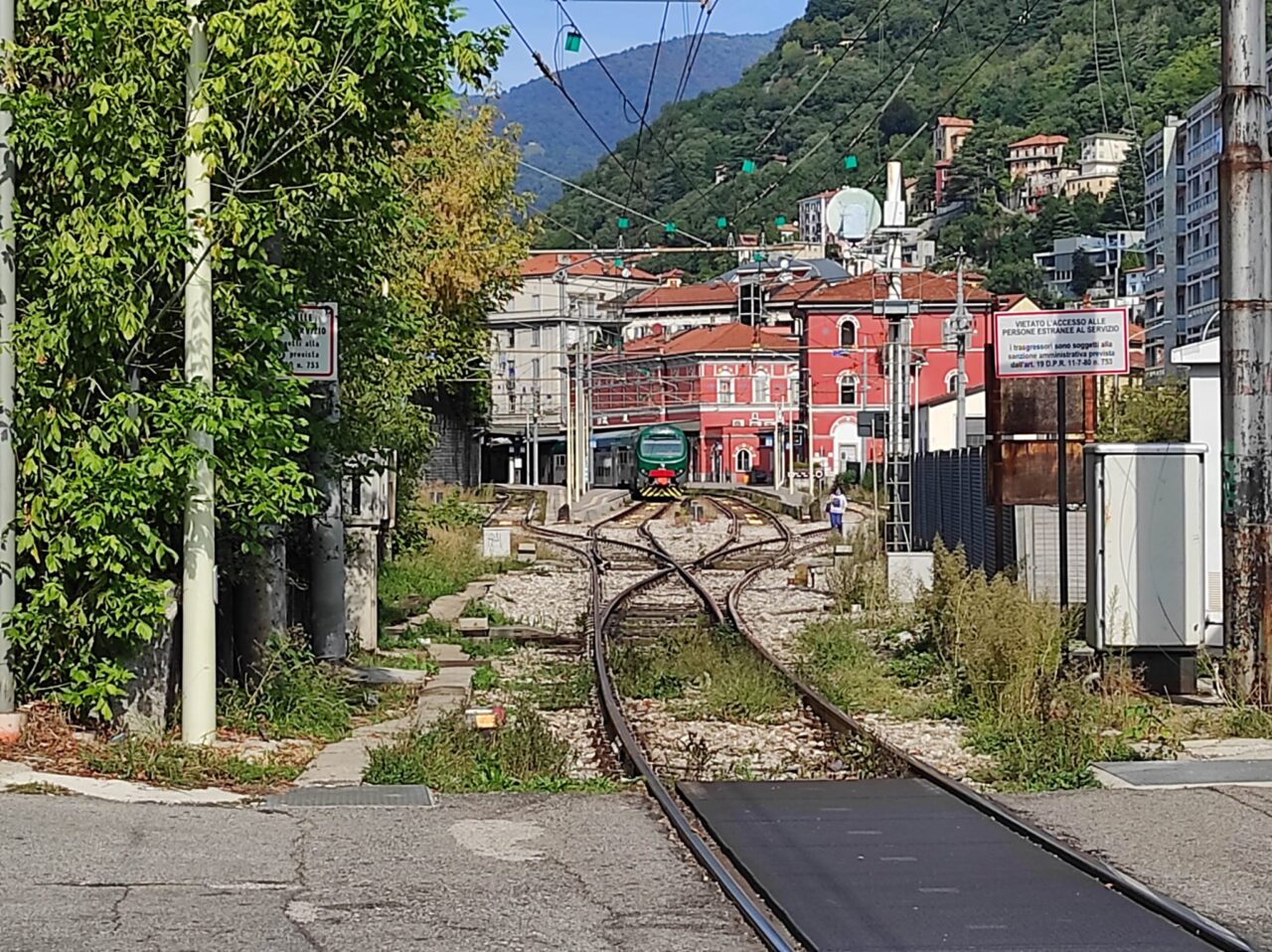 Auto danneggia passaggio a livello e linea elettrica: disagi alla circolazione ferroviaria