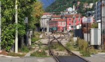 Auto danneggia passaggio a livello e linea elettrica: disagi alla circolazione ferroviaria