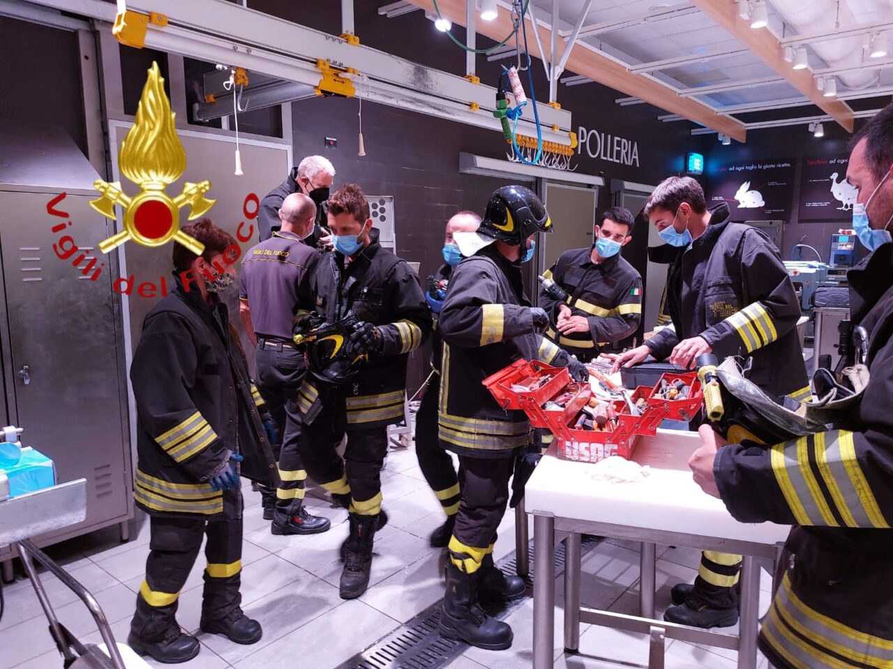 Braccio bloccato in una macchina: paura per un’operaia