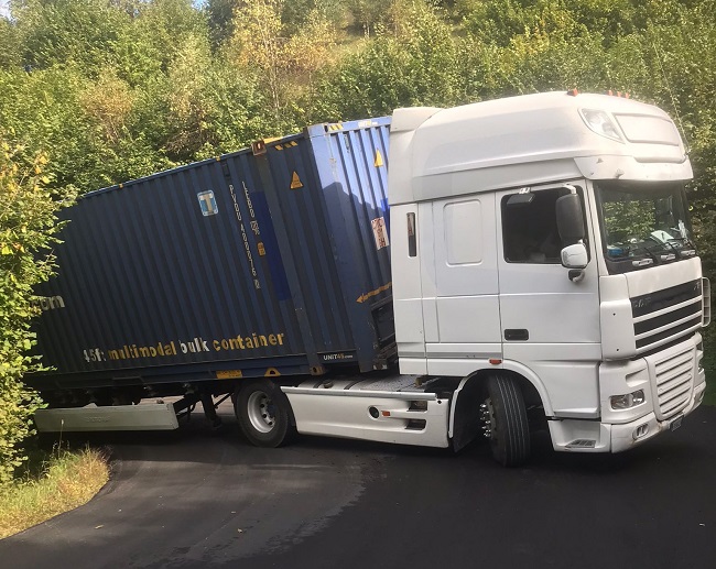 Camion incastrato a Sormano: bloccata per due ore la strada al Pian del Tivano