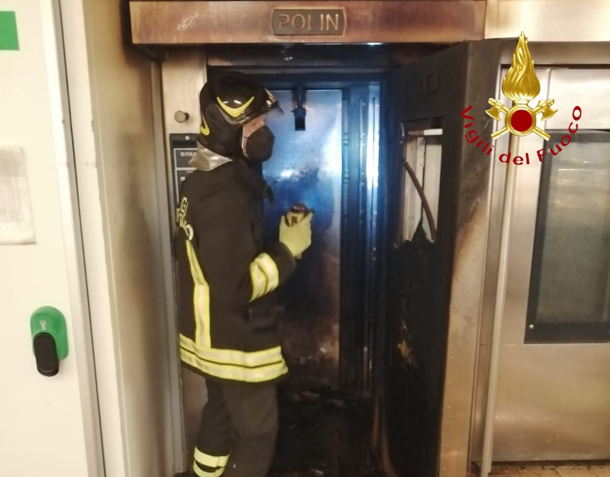 Incendio al Bennet, chiuso il centro commerciale