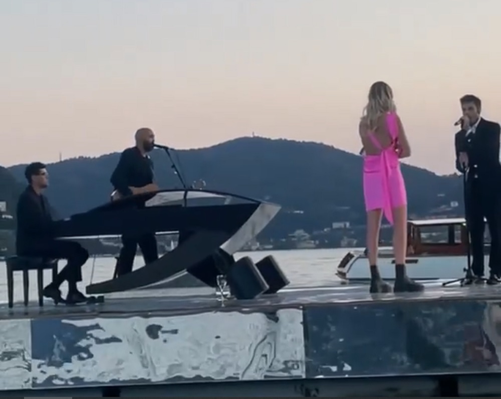 Speciale sorpresa di Fedez a Chiara Ferragni: concerto sull’acqua con il pianista Alessandro Martire