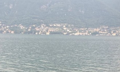 Zaino caduto da un motoscafo e recuperato nelle acque del lago: appello per trovare la proprietaria