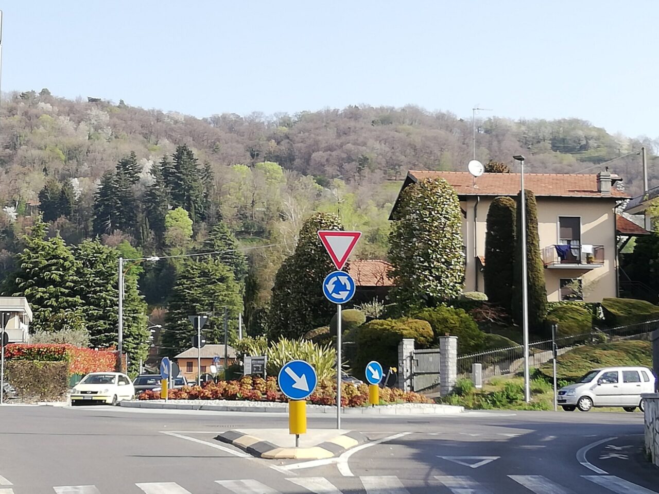 Albese, presto i lavori per rendere più sicura la rotonda di via Montorfano